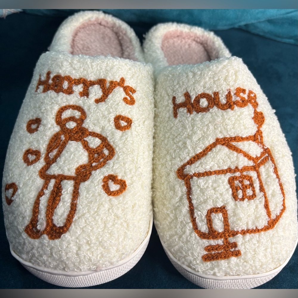 Home Alone Youth Cozy Cream Slippers with Brown Embroidery-Size 4-5